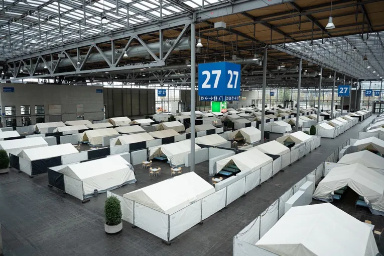 Bilder vom Aufbau in der Messehalle 27